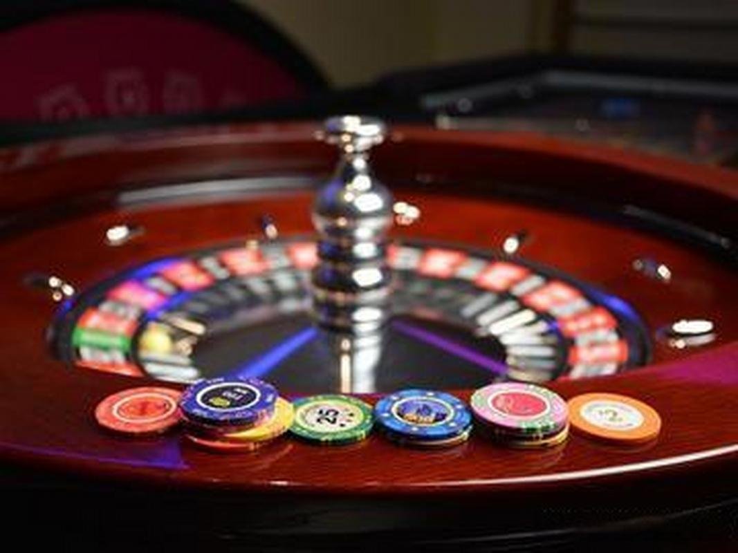 Live Casino dealer ကဒ်ကစားပုံ အနီးကပ်ကြည့်ရှုခြင်း